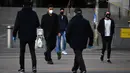 Orang-orang yang memakai masker berjalan di luar Stasiun Flinders Street di Melbourne, Kamis (23/7/2020). Sebagian penduduk kota terpadat kedua di Australia, Melbourne, mematuhi undang-undang baru yang mewajibkan pemakaian masker. (James Ross / AAP Image via AP)