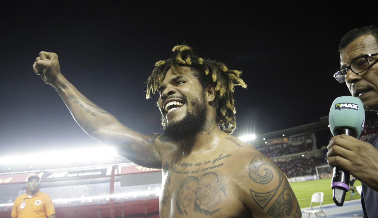 Bek Panama, Roman Torres, melakukan selebrasi usai mencetak gol ke gawang Kosta Rika pada laga kualifikasi Piala Dunia 2018 di Stadion Rommel Fernández, Selasa (10/10/2017). Panama menang 2-1 atas Kosta Rika. (AP/Arnulfo Franco)