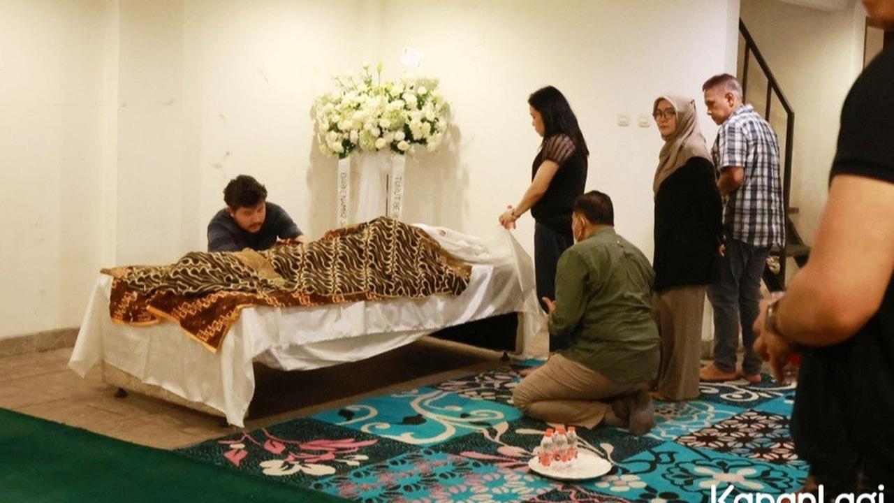 7 Potret Suasana Rumah Duka Penyanyi Irianti Erningpraja, Addie MS hingga Dewa Budjana Datang Melayat