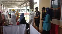 Petugas dari bidan Desa Ganti Kabupaten Donggala langsung menggelar tes usap covid 19 di Sanggar Batik Bannava. (foto: Liputan6.com/edhie prayitno Ige)