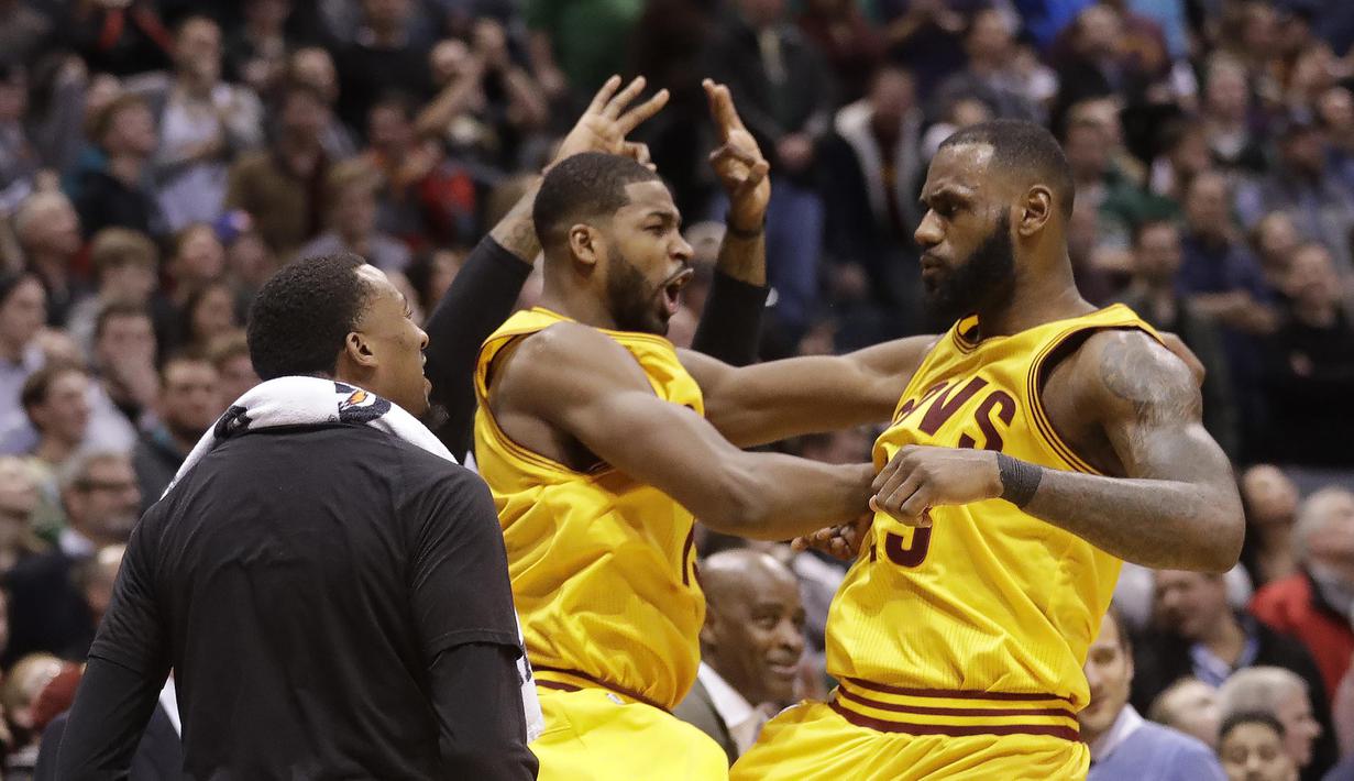 Ekspresi kemenangan para pemain Cleveland Cavaliers usai mengalahkan Milwaukee Bucks 114-108  pada laga NBA di BMO Harris Bradley Center, (20/12/2016).  (AP/Morry Gash) 