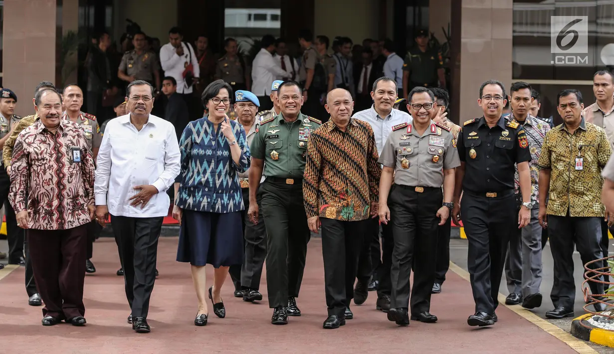 Menteri Keuangan Sri Mulyani (ketiga kiri) bersama Panglima TNI Jendral Gatot Nurmantyo, Kapolri Tito Karnavian dan pejabat tinggi lainnya meninggalkan kantor pusat Bea dan Cukai usai rapat koordinasi, Jakarta, Rabu (12/7). (Liputan6.com/Faizal Fanani)