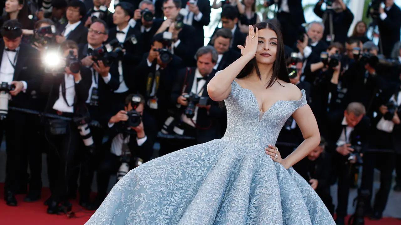 20170519-Aishwarya Rai Kenakan Gaun Cinderella di Festival Cannes-AP
