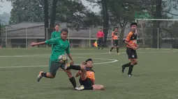 Aksi pemain Villa 2000 menghalau bola dari kaki pemain Timnas Wanita Indonesia pada laga uji coba di Lapangan Sawangan, Depok, Kamis (19/4/2018). Timnas Wanita Indonesia kalah 1-2. (Bola.com/Nick Hanoatubun)