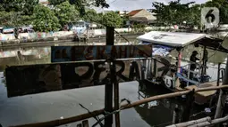 Perahu eretan bersiap menyeberangkan warga di Kali Sunter, Rawa Badak, Jakarta, Rabu (20/1/2021). Jasa perahu eretan di Rawa Badak mulai beroperasi sejak subuh hingga sore hari. (merdeka.com/Iqbal S. Nugroho)