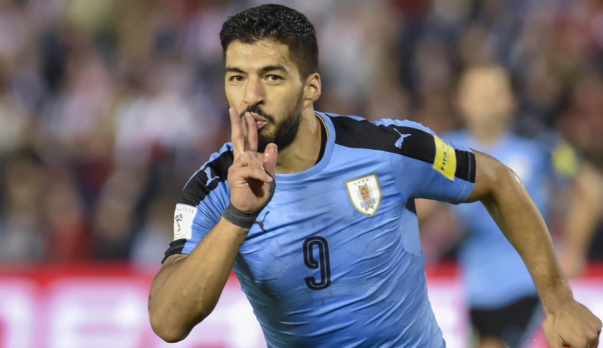 Striker Uruguay, Luis Suarez, merayakan gol bunuh diri pemain Paraguay pada laga kualifikasi piala dunia 2018 di Stadion Defensores del Chaco, Rabu (6/9/2017). Uruguay menang 2-1 atas Paraguay. (AFP/Daniel Duarte)