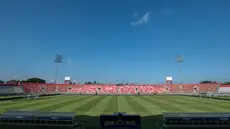 Kondisi Stadion I Wayan Dipta di Gianyar, Bali, Rabu (5/8/2026), sehari menjelang laga final Piala Presiden 2026. Hamparan rumput hijau yang terawat berpadu dengan langit biru cerah menambah kemegahan stadion yang akan menjadi arena final Persebaya Surabaya melawan Persib Bandung serta perebutan tempat ketiga antara Persija Jakarta dan Arema FC. (KLY/Budy Santoso)