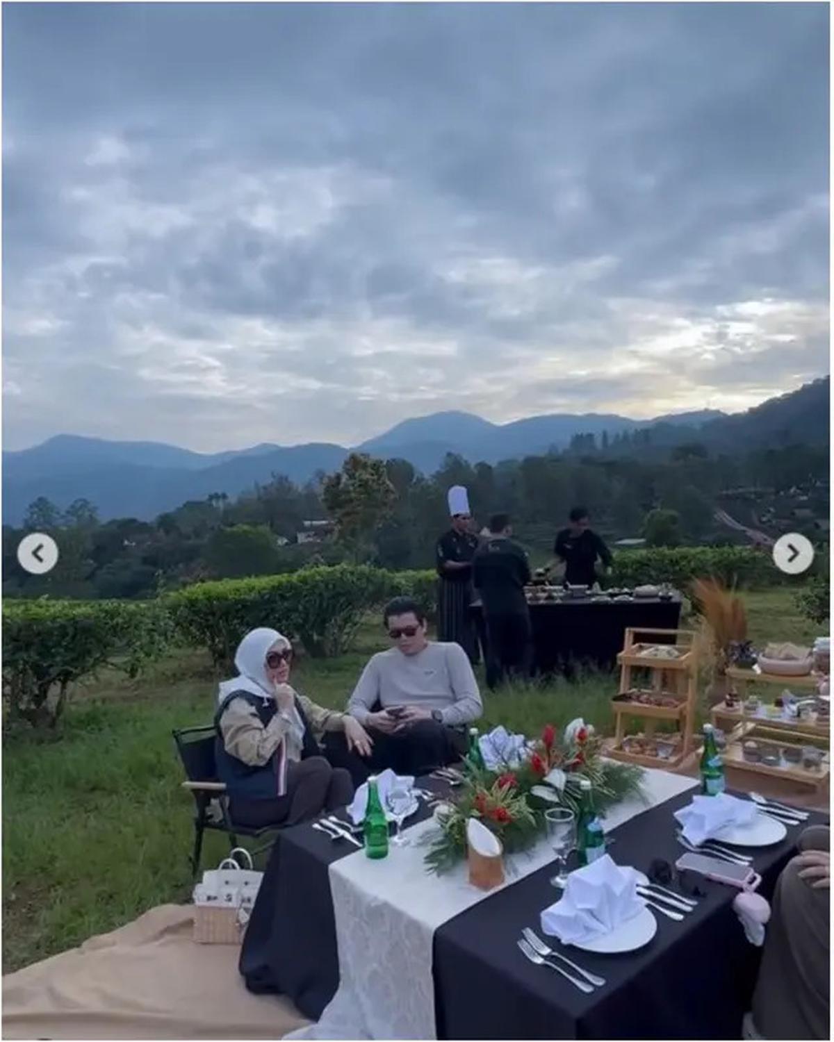6 Potret Piknik Mewah Syahrini dan Reino Barack, Nikmati Sarapan di Kebun Teh