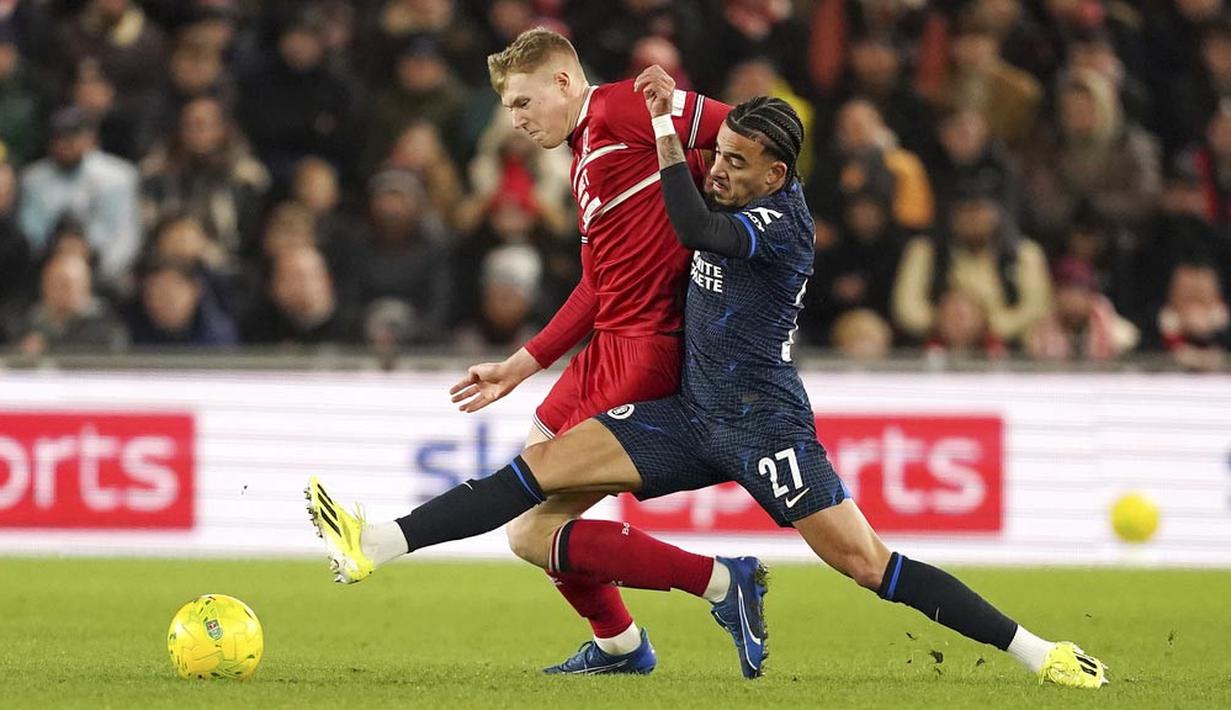 Pemain Middlesbrough, Josh Coburn, berebut bola dengan pemain Chelsea, Malo Gusto, dalam laga leg pertama semifinal Carabao Cup 2023/2024 yang digelar di Riverside Stadium, Rabu (10/1/2024). (PA via AP/Martin Rickett)
