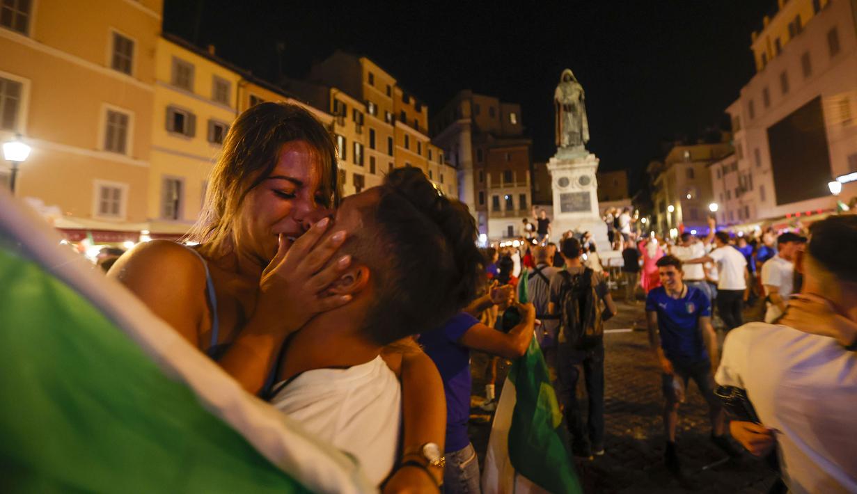 Pendukung Italia merayakan kemenangan di Roma, Italia pada Senin (12/07/2021), setelah Italia berhasil mengalahkan Inggris pada Final Euro 2020 yang berlangsung di Stadion Wembley, London, Inggris. Italia mengalahkan Inggris 3-2 dalam adu penalti setelah bermain imbang 1-1. (AP/Riccardo De Luca)