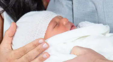 Bayi laki-laki Pangeran Harry dan Meghan Markle yang baru lahir terlihat di St George's Hall di Windsor Castle di Windsor, London (8/5/2019). Pangeran Harry dan Meghan Markle melahirkan anak pertama mereka di Frogmore Cottage pada Senin pagi, 6 Mei 2019.  (AFP Photo/Dominic Lipinski)