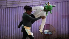 Seorang perempuan memegang boneka buatan tangan yang menggambarkan Covid-19 varian Omicron di Managua, Nikaragua, Senin (27/12/2021). Boneka-boneka itu dibakar pada 31 Desember tengah malam sebagai tradisi mengucapkan selamat tinggal pada tahun yang lama dan menyambut yang baru. (OSWALDO RIVAS/AFP)