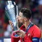 Penyerang Portugal, Cristiano Ronaldo mencium Piala UEFA Nations League setelah pertandingan final melawan Belanda di Estadio do Dragao, Porto (10/6/2019). Portugal berhasil mengalahkan Belanda 1-0, berkat gol Goncalo Guedes. (AP Photo/Martin Meissner)