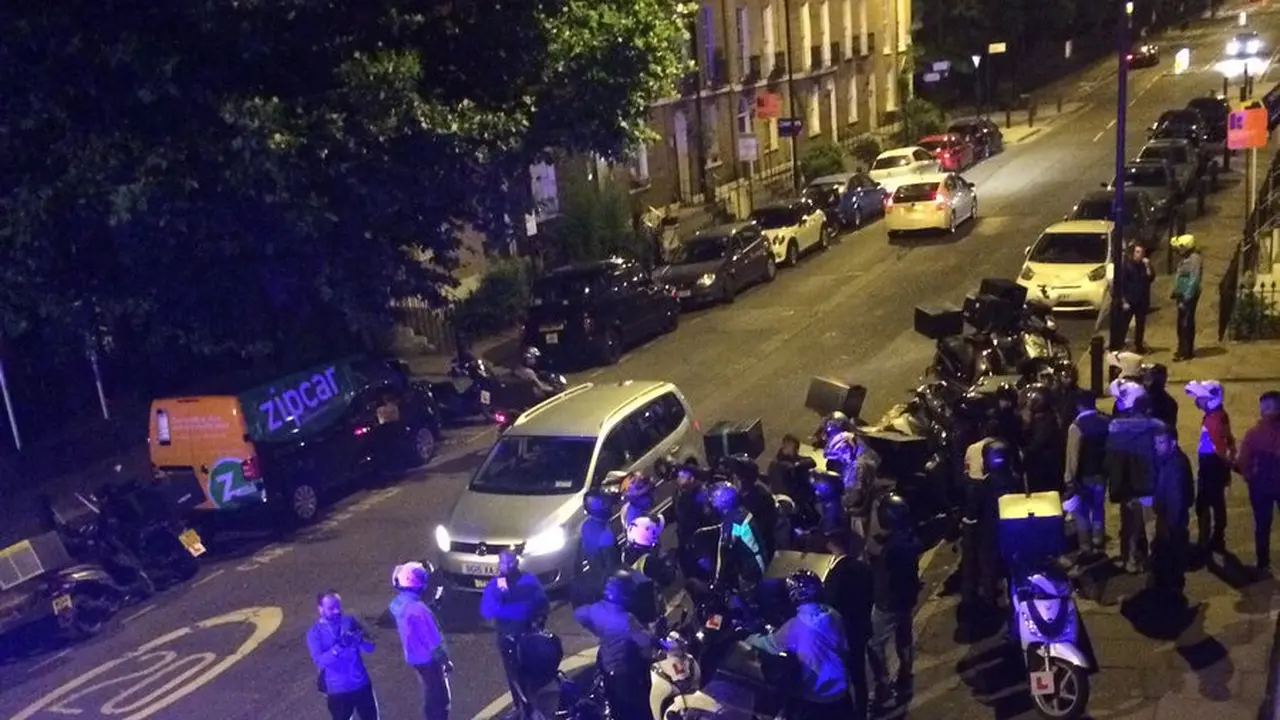 Polisi dan ambulans pasca-serangan zat asam di Hackney Road. (Twitter@sarah_cobbold)