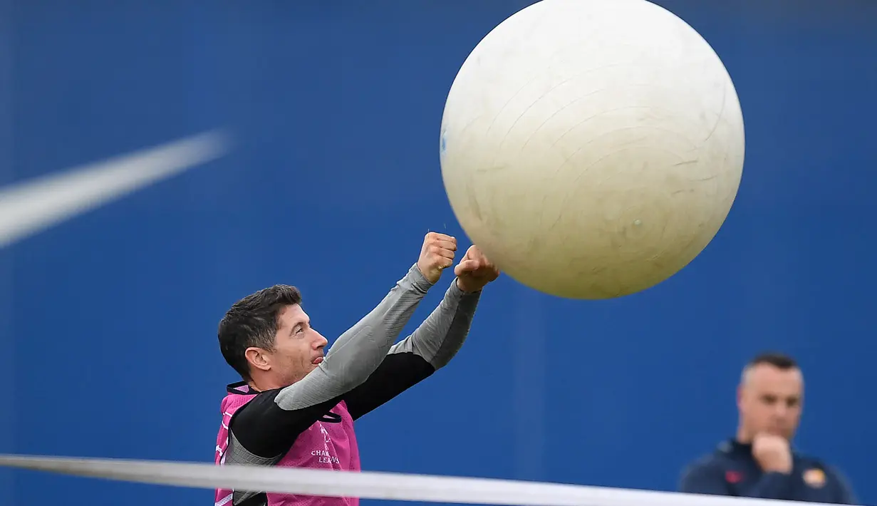 Penyerang Barcelona asal Polandia Robert Lewandowski menghadiri sesi latihan bersiap menjamu Inter Milan pada matchday 4 Grup C Liga Champions di tempat latihan Joan Gamper di Sant Joan Despi, Selasa (11/10/2022). Barcelona dan Inter sama-sama kehilangan beberapa pemain pentingnya akibat cedera. (Photo by Josep LAGO / AFP)