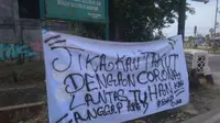 Spanduk provokatif bertuliskan "Takut Kok Dengan Corona. Tuhan Di Anggap Apa?#Santuy" terpampang di beberapa titik di Kota Serang. (Liputan6.com/ Yandhi Deslatama)