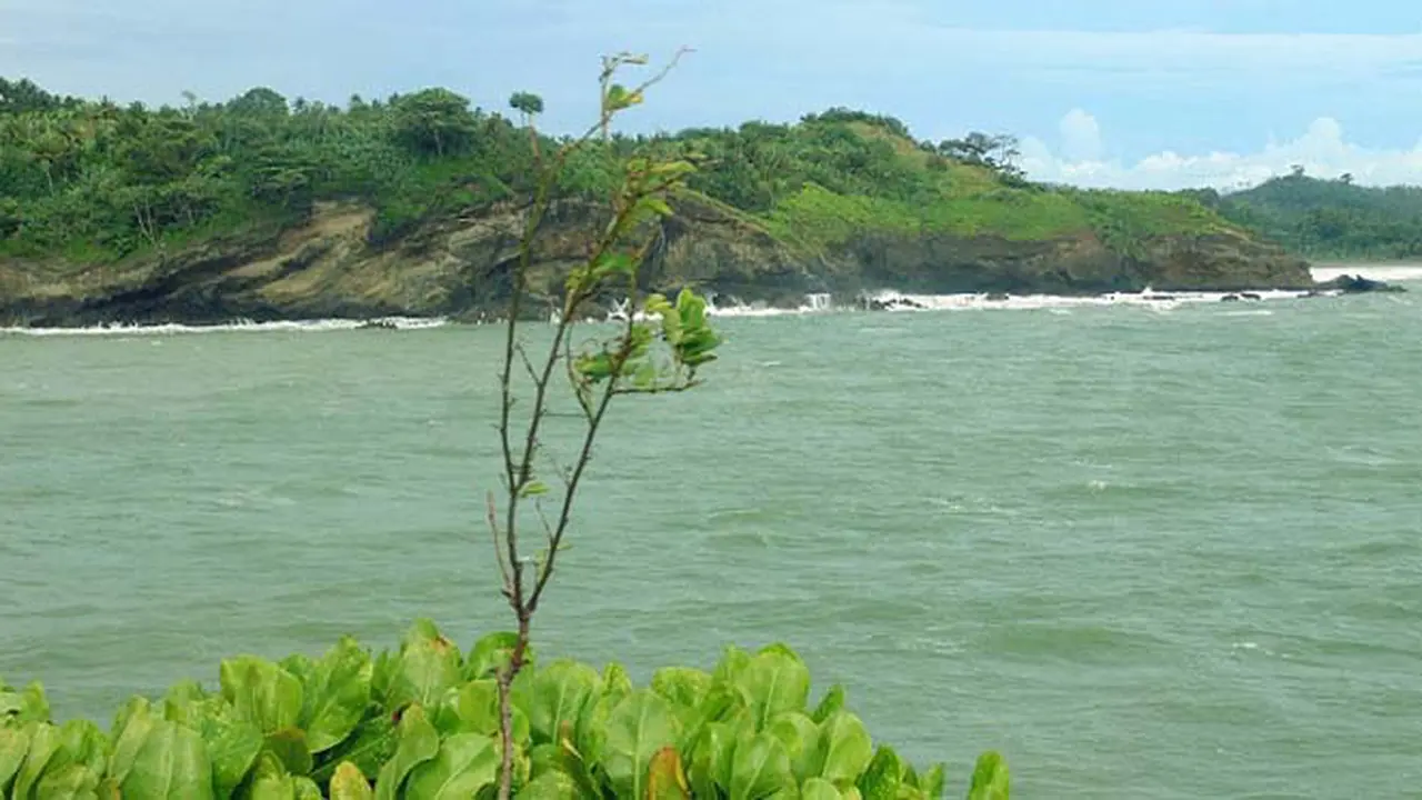 Keindahan Pantai Karapyak