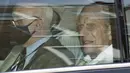 Duke of Edinburgh Pangeran dari Kerajaan Inggris meninggalkan Rumah Sakit Prince Edward VII di pusat kota London pada Selasa (116/3/2021). Suami Ratu Elizabeth II yang berusia 99 tahun itu dirawat di rumah sakit selama empat pekan terkait infeksi dan operasi jantung. (Glyn KIRK / AFP)
