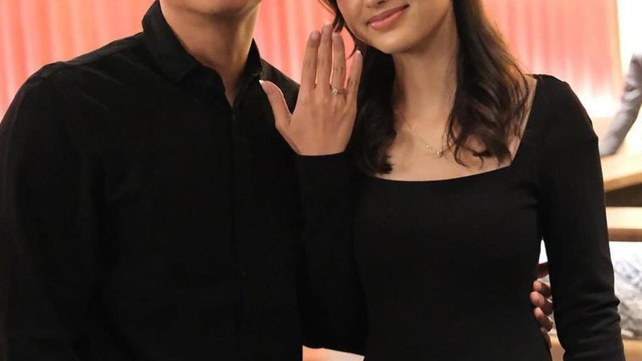 Pada momen itu, Sarah tampil cantik mengenakan dress hitam polos.
