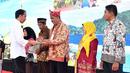 Presiden Jokowi menyerahkan sertifikat kepada warga Lampung di GOR Way Handak, Kalianda, Lampung Selatan, Minggu (21/1). Menurut Jokowi, saat ini masih ada 80 juta bidang tanah yang belum bersertifikat. (Liputan6.com/Pool/Laily Rachev-Biro Pers Setpres)