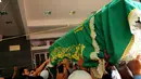 Mobil ambulan yang membawa jenazah Olga Syahputra tiba di rumah duka pukul 9.45 WIB, Jakarta, Sabrtu (28/3/2015). Tampak keranda jenazah Olga Syahputra digotong oleh banyak orang (Liputan6.com/Faisal R Syam)