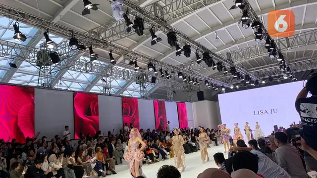 Napas Kepercayaan Diri dan Ekspresi Perempuan dalam Koleksi Bernuansa Bunga dan Lipatan di JFW 2024