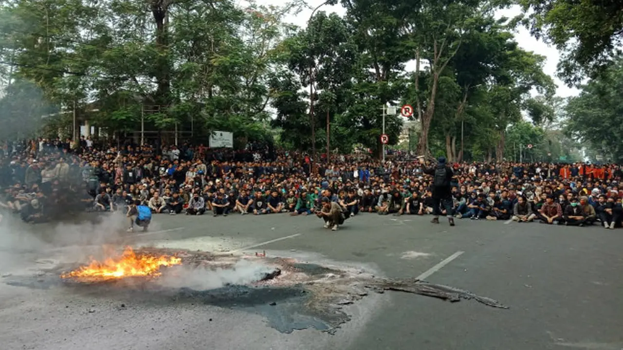 Demo Mahasiswa Tolak RUU KUHP di Bandung