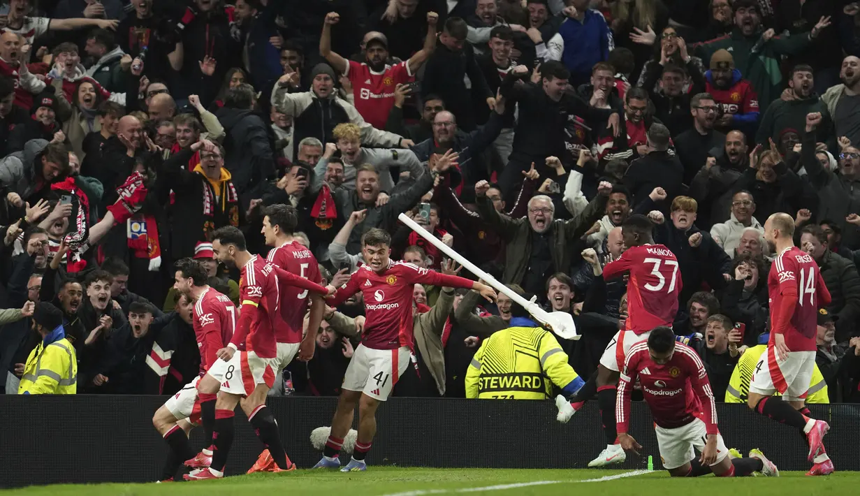 Para pemian Manchester United merayakan gol kemenangan yang dicetak oleh Harry Maguire ke gawang Lyon dalam laga lanjutan Liga Europa 2024/2025 di Old Trafford, Manchester, Inggris, Jumat (18/04/2025) dini hari WIB. (AP Photo/Jon Super)