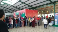 Hari ketiga lebaran, masyarakat mengunjungi Taman Mini Indonesia Indah (TMII) Jakarta Timur. (Liputan6.com/Lizsa Egeham)
