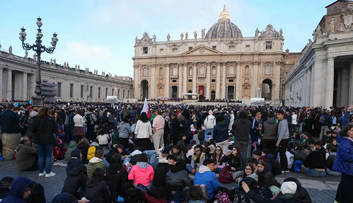 Hingga Jumat (25/4/2025), sekitar 250.000 orang telah memberikan penghormatan terakhir kepada Paus Fransiskus dalam prosesi persemayaman selama tiga hari di Basilika Santo Petrus, Vatikan. (Dimitar DILKOFF/AFP)