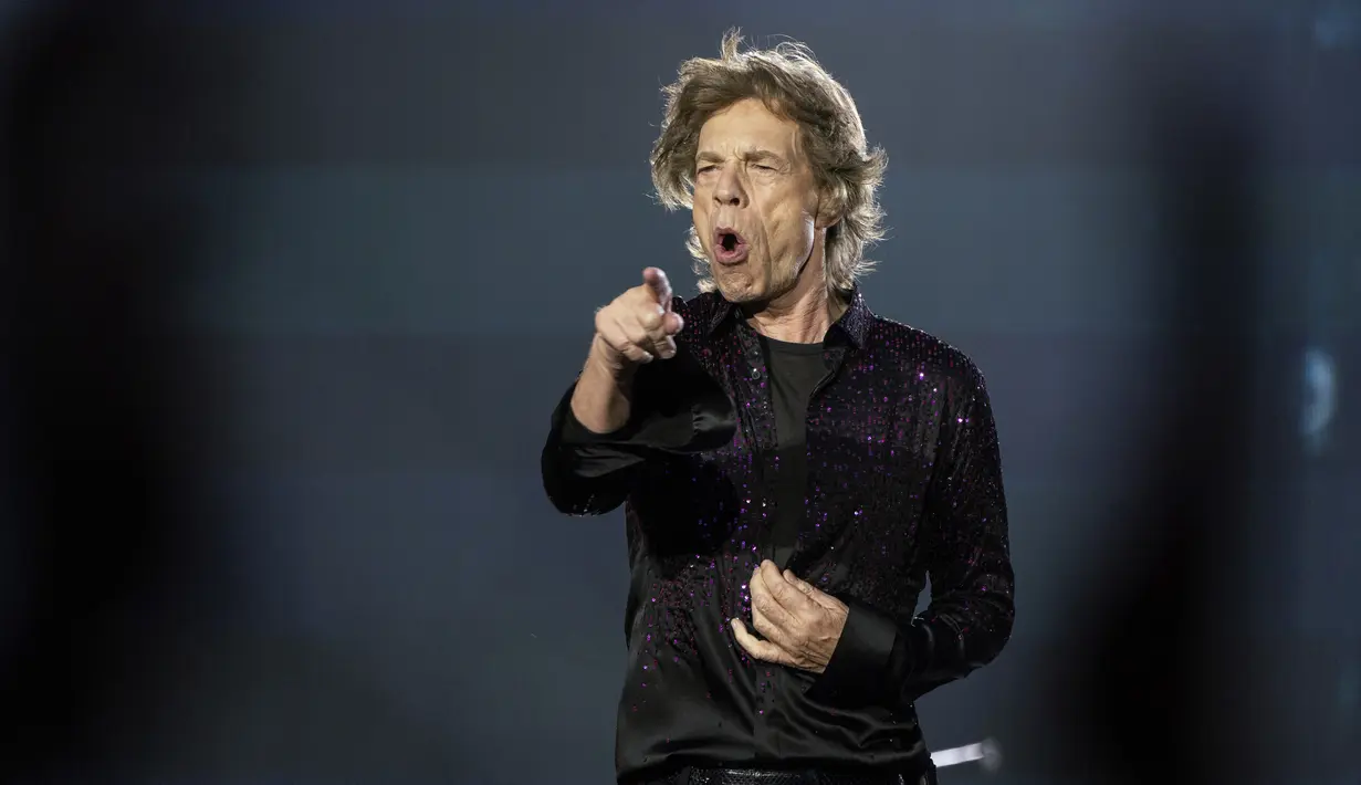 <p>Penampilan energik vokalis The Rolling Stones Mick Jagger di atas panggung selama konser bagian dari tur Eropa "Sixty" di stadion Groupama, di luar Lyon, Prancis tengah, Selasa (19/7/2022). (AP Photo/Laurent Cipriani)</p>
