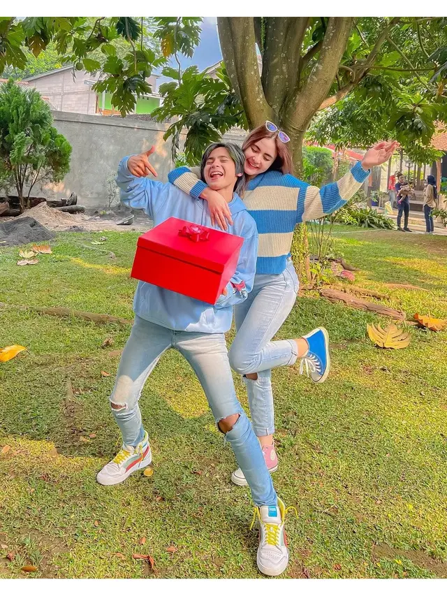 Istri Hamil Anak Pertama, Ini 6 Potret Mesra Arnold Leonard dan Moniq Crasivaya
