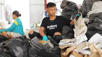 Di Desa Sendangharjo, Kecamatan Ngasem, Kabupaten Bojonegoro, Jawa Timur, Mukhlas membentuk bank sampah. (Liputan6.com/ Ahmad Adirin)