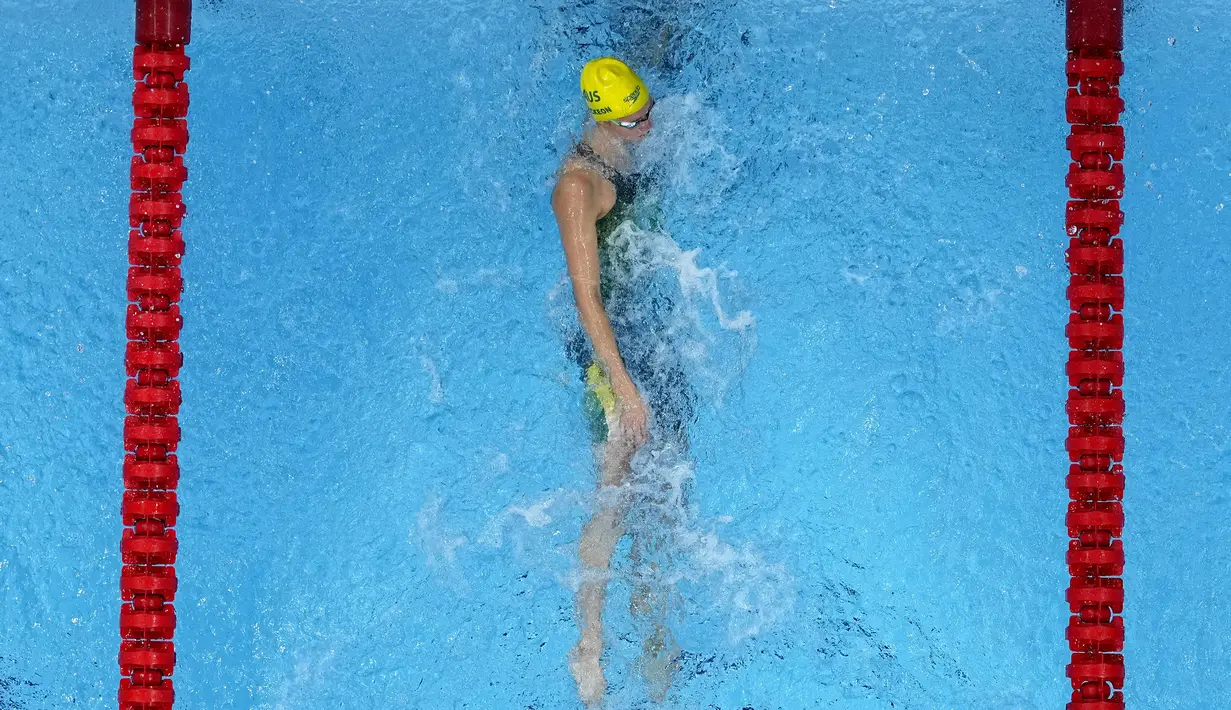 Perenang Australia Emma McKeon menyentuh dinding untuk menang medali emas dalam final gaya bebas 50 meter putri Olimpiade Tokyo 2020 di Tokyo, Jepang, Minggu (1/8/2021). McKeon lebih baik dari Maria Gorokhovskaya karena Gorokhovskaya meraih dua medali emas dan lima perak. (AP Photo/Jeff Roberson)