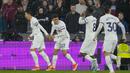 Selebrasi para pemain Tottenham Hotspur merayakan gol ke gawang West Ham United yang dicetak Brennan Johnson (kedua kiri) pada laga pekan ke-31 Premier League 2023/2024 di London Stadium, London, Selasa (2/4/2024) malam. (AP Photo/Kirsty Wigglesworth)