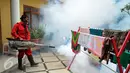 Petugas melakukan pengasapan (fogging) di kecamatan Kebayoran Baru, Jakarta, Sabtu (13/2). Fogging dilakukan guna mencegah wabah penyakit demam berdarah yang sering muncul pada musim hujan. (Liputan6.com/Gempur M Surya)