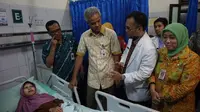 Sulami manusia kayu dikunjungi Gubernur Jawa Tengah Ganjar Pranowo. (Liputan6.com/Fajar Abrori)