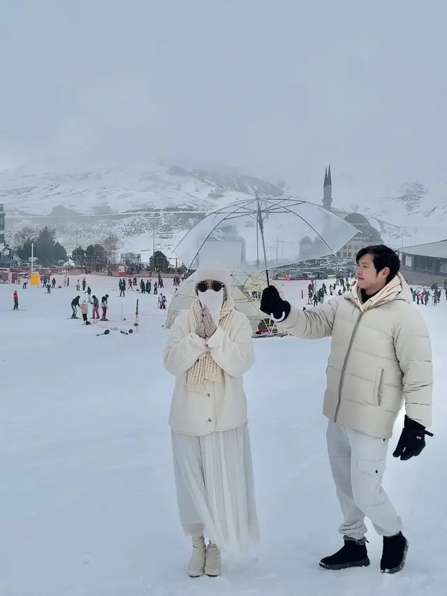 6 Potret Ustaz Dennis Lim dan Istri Liburan di Luar Negeri, Romantis Berdua