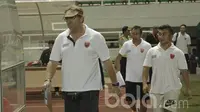 Pelatih PSM Makassar, Robert Rene Alberts, memberi arahan kepada anak asuhnya saat bertanding melawan PS TNI pada laga Liga 1 Indonesia di Stadion Pakansari, Bogor (15/05/2017). PS TNI menang 2-1. (Bola.com/M Iqbal Ichsan)