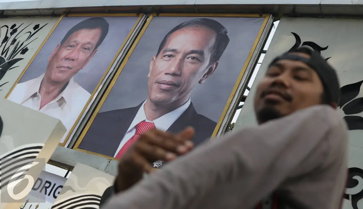Foto Presiden Joko Widodo (kanan) bersama Presiden Filipina Rodrigo Duterte terpampang di Taman Pandang Istana, Jakarta, Kamis (8/9). (Liputan6.com/Immanuel Antonius)