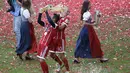 Pemain Bayern, Thiago (kiri) menyiram Arjen Robben saat perayahan penyerahan trofi juara Bundesliga di Allianz Arena stadium, Munich, (20/5/2017).  Bayern menang 4-1. (AP/Matthias Schrader)