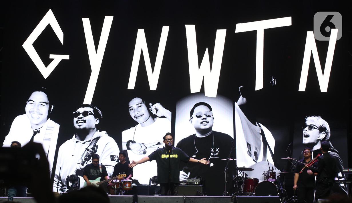 Penonton pun ikut bernyanyi bersama. (Liputan6.com/Helmi Fithriansyah)