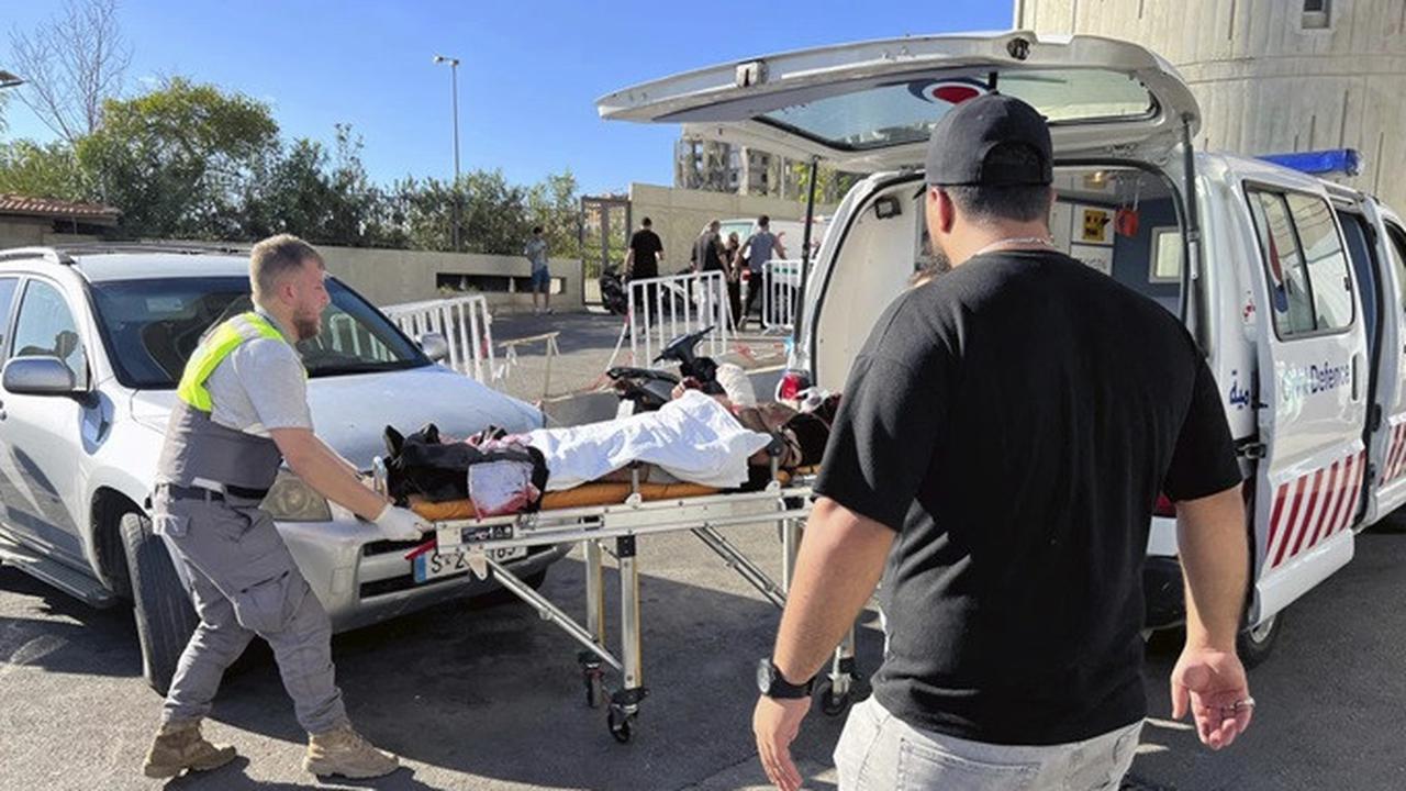 Petugas pertahanan sipil membawa seorang pria yang terluka akibat ledakan pager di Rumah Sakit al-Zahraa di Beirut, Lebanon, Selasa (17/9/2024).