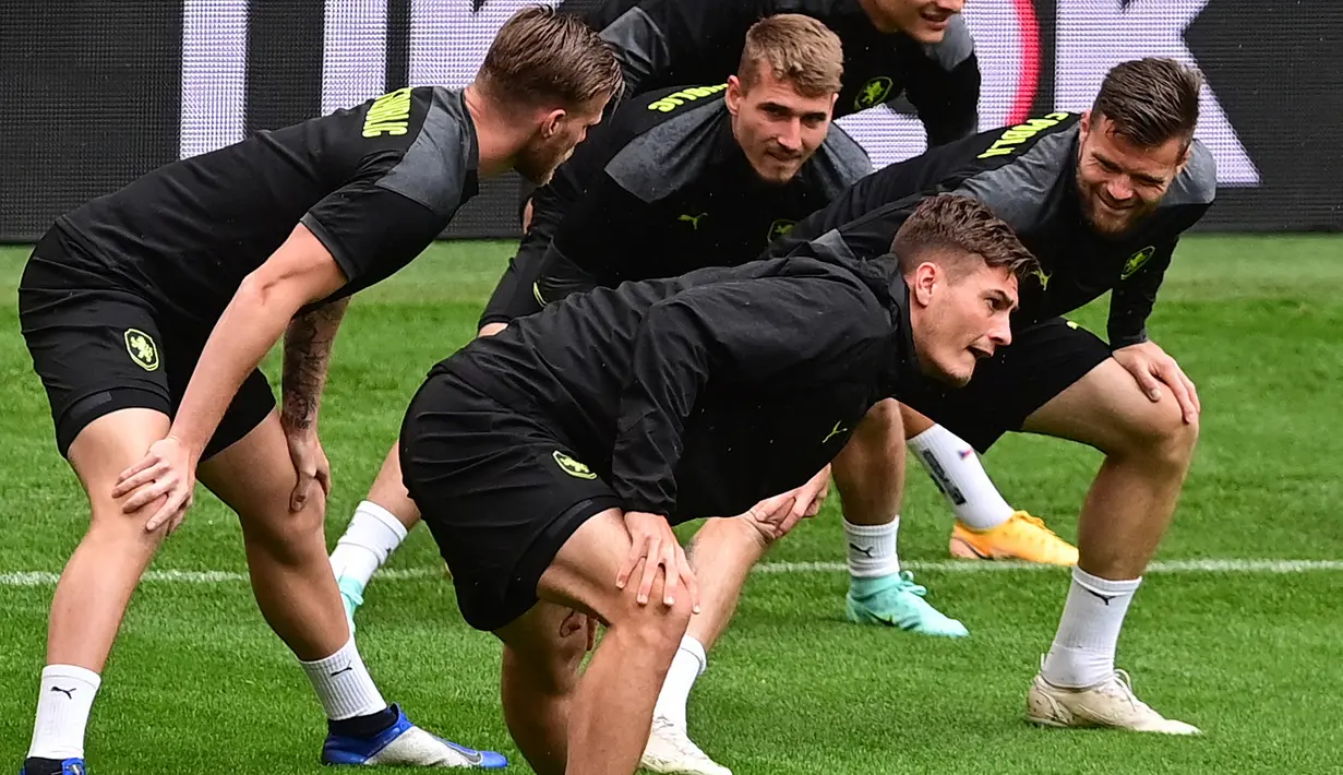 Penyerang Republik Ceko, Patrik Schick (depan) melakukan pemanasan bersama rekan-rekannya saat mengikuti sesi latihan di Stadion Wembley di London (21/6/2021). Ceko akan bertanding melawan Inggris pada grup D Euro 2020 di Stadion Wembley. (AFP/Pool/Neil Hall)