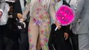 Tampilan ‘nyentrik’ Lady Gaga kali ini karena kostum transparan, tak lupa aksesoris rambut gimbal berwarna putih yang dikucir ke atas lengkap dengan kacamata bulat vintage yang dipakainya di Bandara Internasional Narita, Jepang (12/8/2014). (Bintang/EPA)