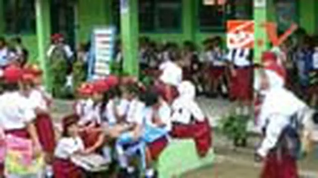 Hari pertama kegiatan di SDN Panyabungan, Mandailing Natal, Sumut, diwarnai desak-desakan di antara para siswa. Jumlah siswa yang diterima melebihi daya tampung sekolah. 