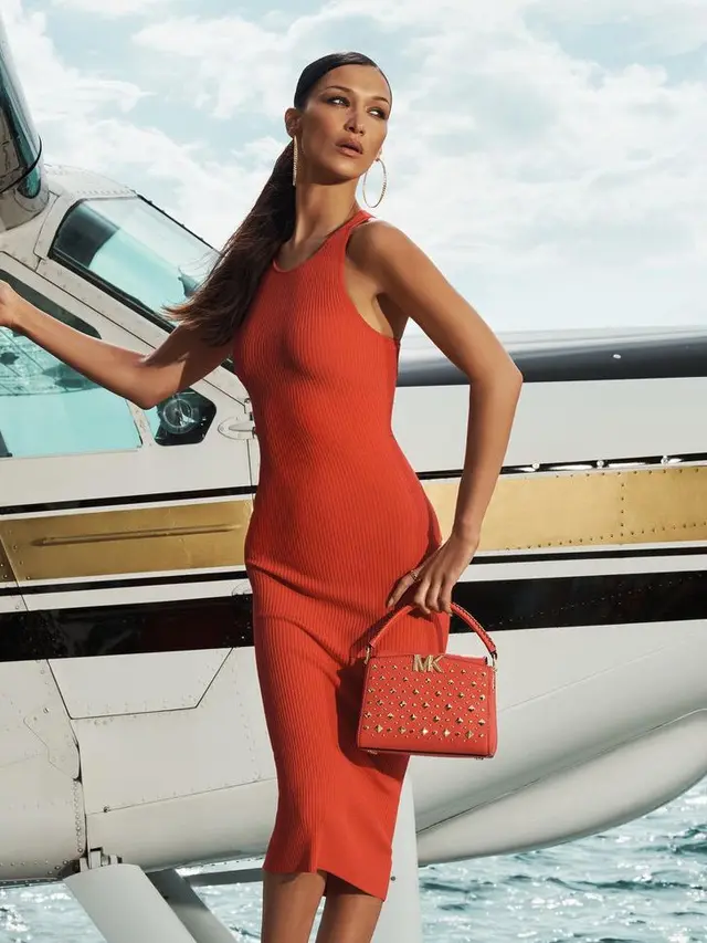 Potret Bella Hadid saat Jadi Model. [Sumber: Instagram @bellahadid]