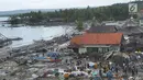 Pemandangan dari udara kawasan pemukiman nelayan di Kampung Sumur Pesisir, Pandeglang, Banten, Selasa (24/12). Menurut saksi, gelombang tsunami yang menerjang Kampung Sumur terjadi sebanyak tiga kali. (Merdeka.com/Arie Basuki)