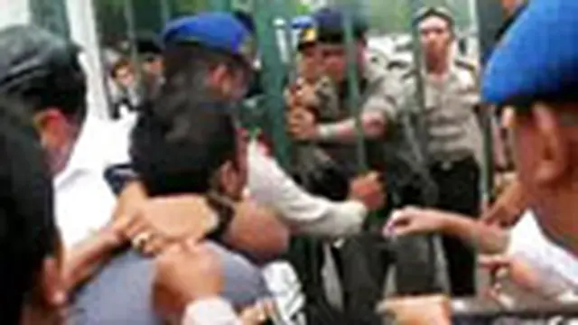Aksi Demonstrasi di Depan Istana Negara Ricuh