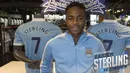 Raheem Sterling mengunjungi toko souvenir Manchester City. (Twitter.com)